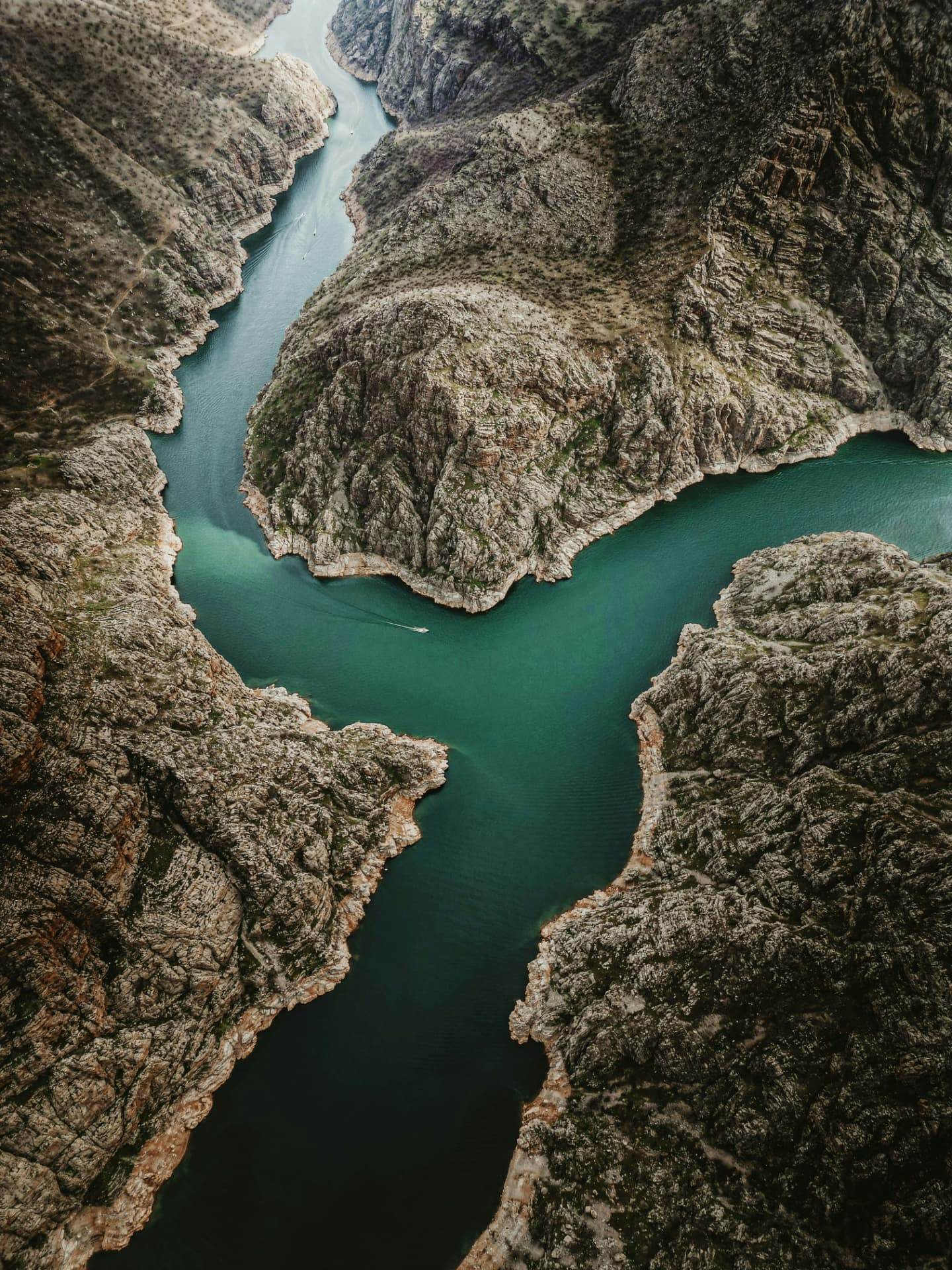 En turkis flod der forgrener sig mellem klipper